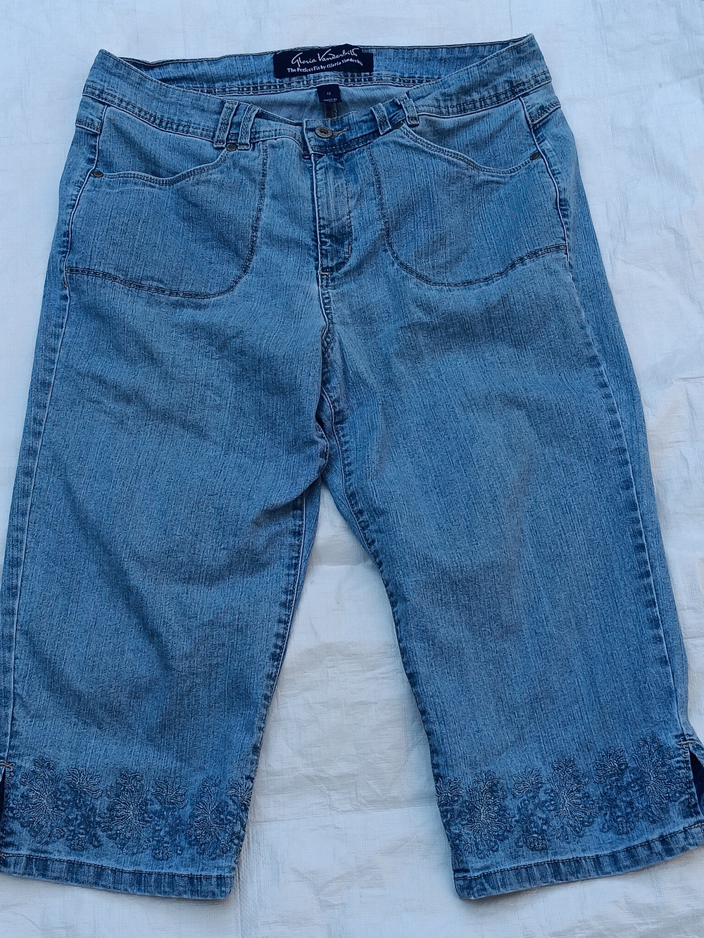 Gloria Vanderbilt womens embroidered hem  capri jeans.